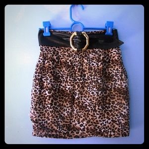 Short leopard print skirt with real leather belt
